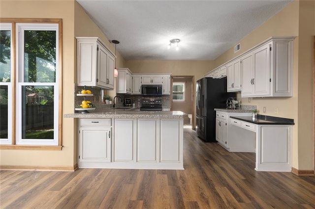12628 Grandview Street, Overland Park, KS 66213
