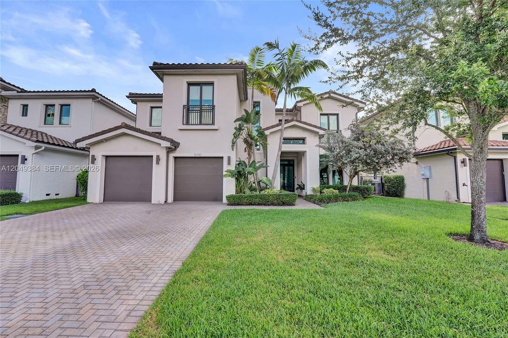 5742 E Brookfield Circle E, Hollywood, FL 33312