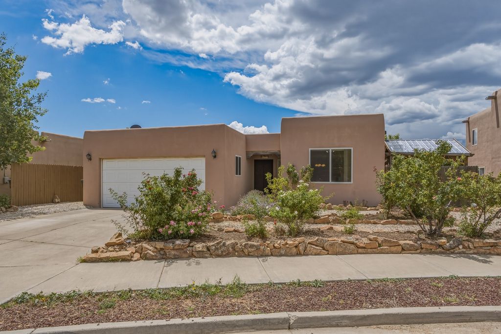 7628 Cree, Santa Fe, NM 87507