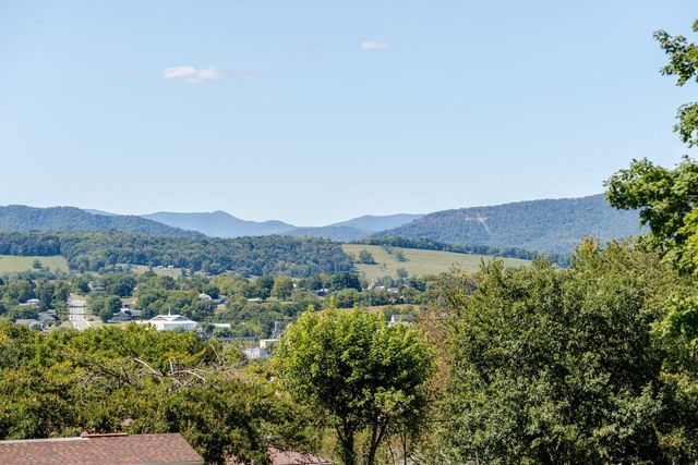 527 CRESTOVER DR, Broadway, VA 22815