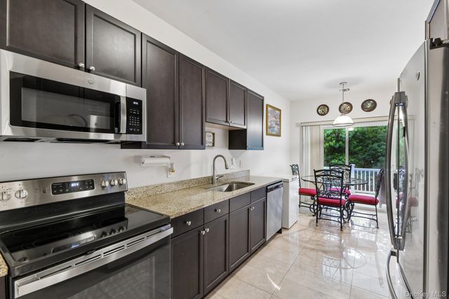 33 Greentree Court, Shirley, NY 11967