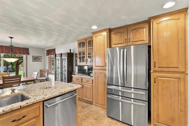 1394 W MASON RIDGE COURT, Appleton, WI 54914