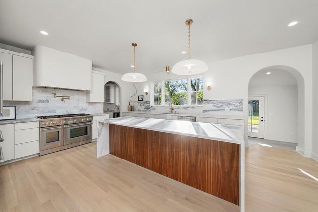 1037 Belleforte Avenue, Oak Park, IL 60302