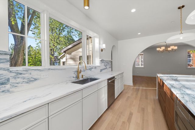 1037 Belleforte Avenue, Oak Park, IL 60302