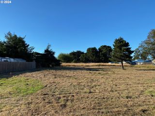 8 13th St Se, Bandon, OR 97411