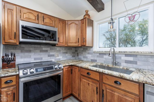 9059 Sandy Ridge Drive, White Lake, MI 48386