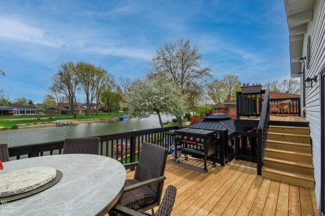 9059 Sandy Ridge Drive, White Lake, MI 48386