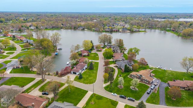 9059 Sandy Ridge Drive, White Lake, MI 48386