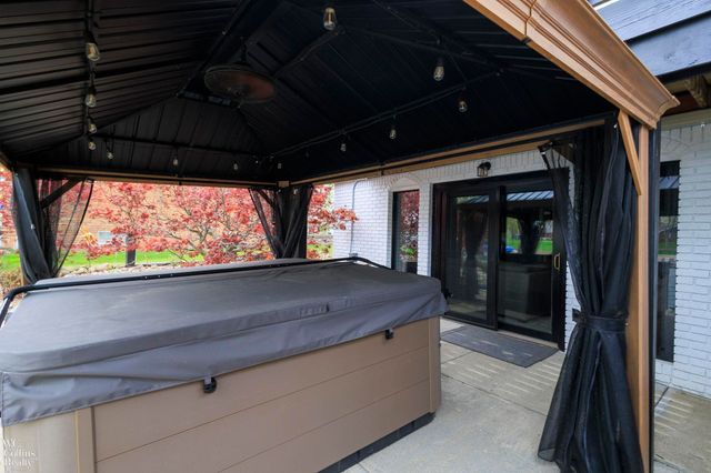 9059 Sandy Ridge Drive, White Lake, MI 48386