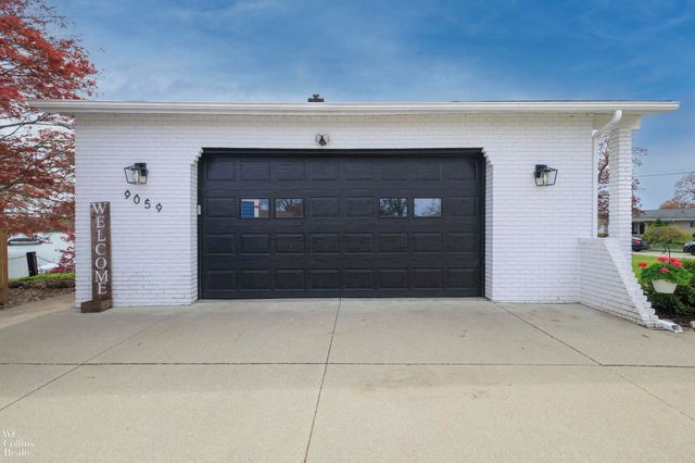9059 Sandy Ridge Drive, White Lake, MI 48386