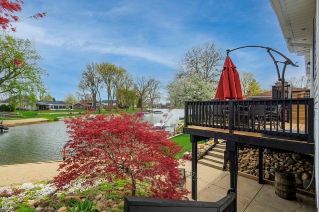 9059 Sandy Ridge Drive, White Lake, MI 48386