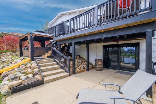 9059 Sandy Ridge Drive, White Lake, MI 48386