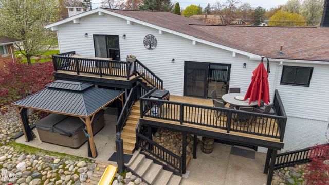 9059 Sandy Ridge Drive, White Lake, MI 48386