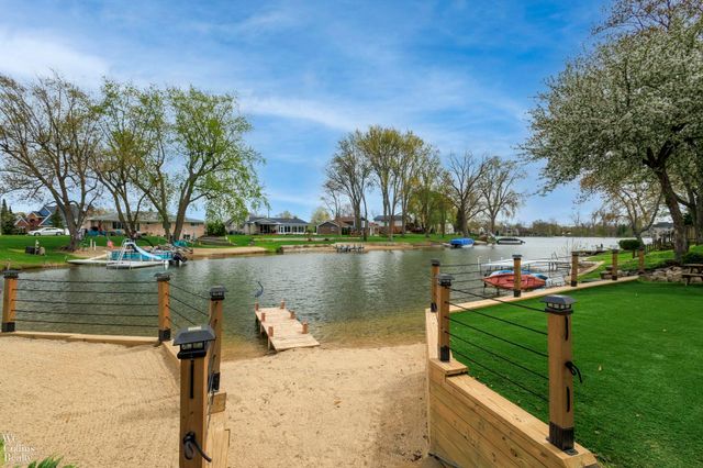 9059 Sandy Ridge Drive, White Lake, MI 48386