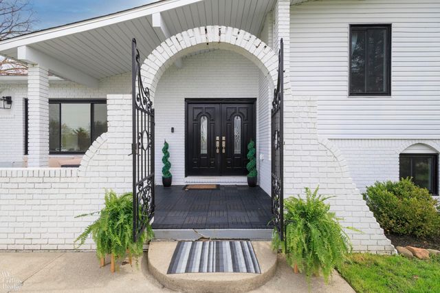 9059 Sandy Ridge Drive, White Lake, MI 48386