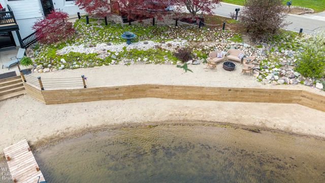 9059 Sandy Ridge Drive, White Lake, MI 48386