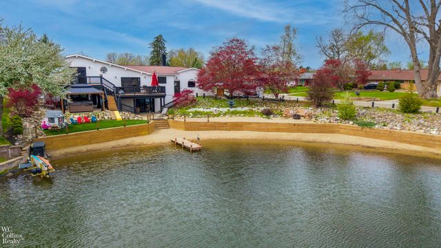 9059 Sandy Ridge Drive, White Lake, MI 48386