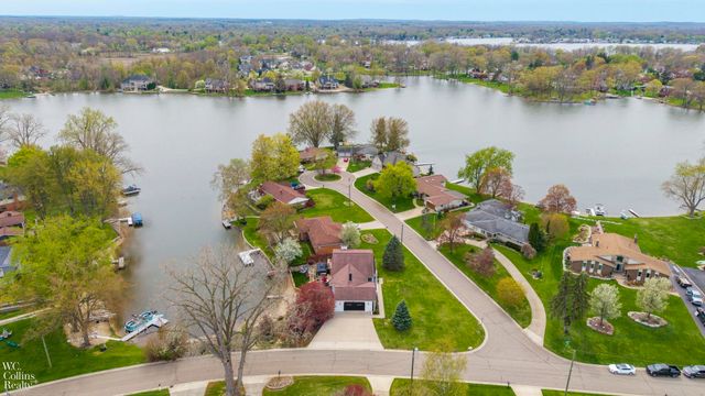 9059 Sandy Ridge Drive, White Lake, MI 48386