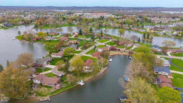 9059 Sandy Ridge Drive, White Lake, MI 48386