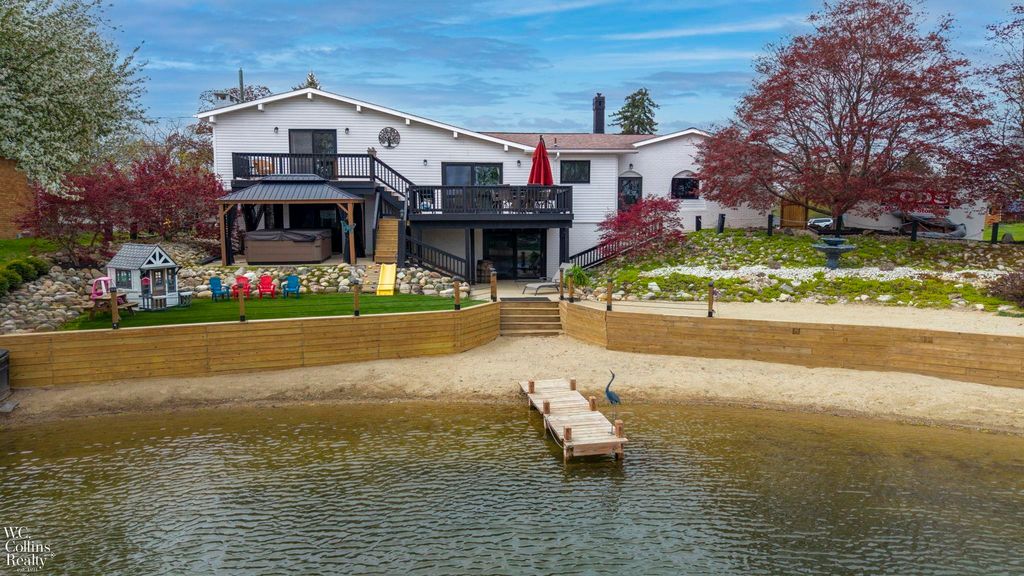 9059 Sandy Ridge Drive, White Lake, MI 48386