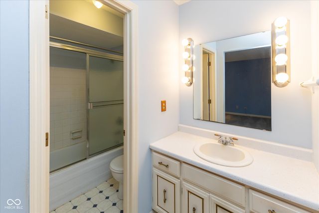 653 Russell Lake W Drive, Zionsville, IN 46077