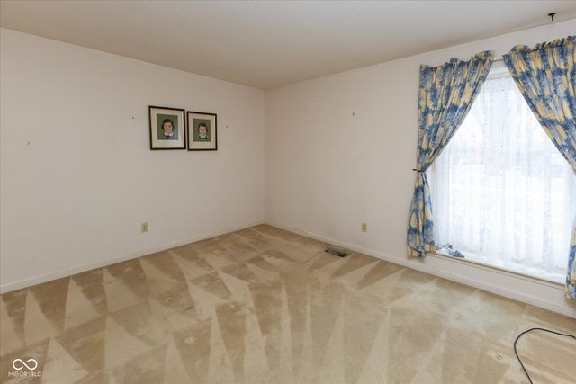 653 Russell Lake W Drive, Zionsville, IN 46077