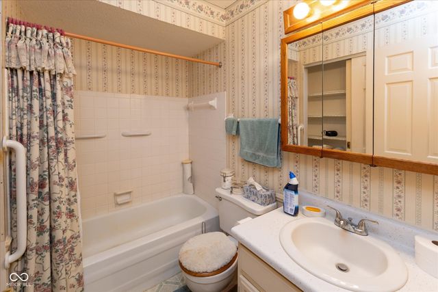 653 Russell Lake W Drive, Zionsville, IN 46077