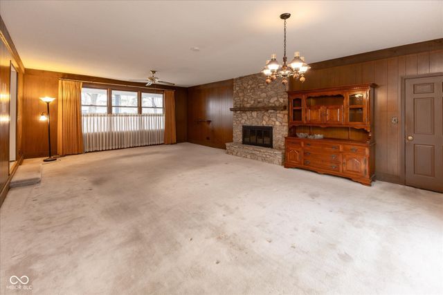 653 Russell Lake W Drive, Zionsville, IN 46077