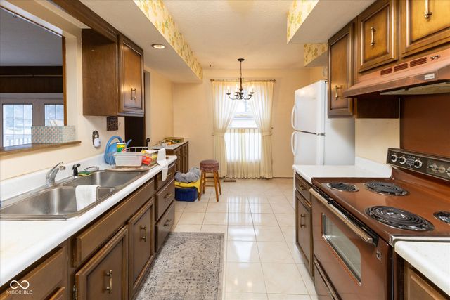 653 Russell Lake W Drive, Zionsville, IN 46077