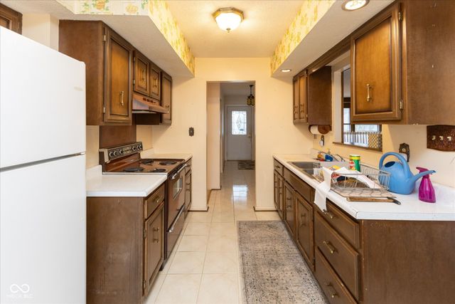 653 Russell Lake W Drive, Zionsville, IN 46077