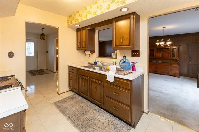 653 Russell Lake W Drive, Zionsville, IN 46077