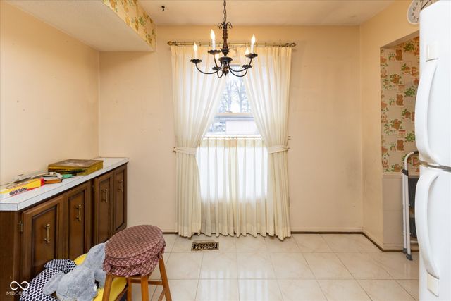 653 Russell Lake W Drive, Zionsville, IN 46077