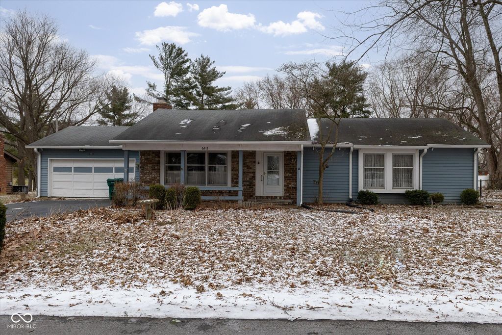 653 Russell Lake W Drive, Zionsville, IN 46077