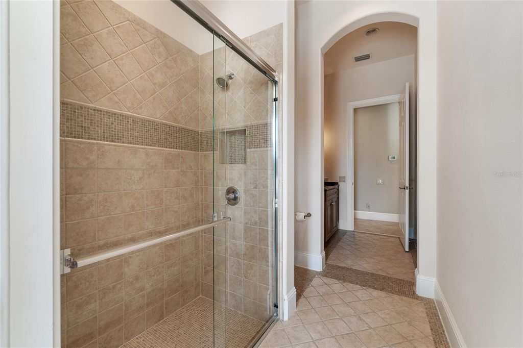 Image 21 of property listing at 6560 LAKE BURDEN VIEW, Windermere, FL 34786