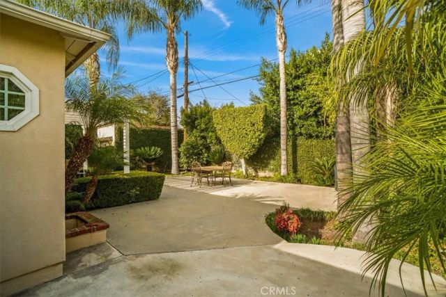 10419 Bloomfield Street, Toluca Lake, CA 91602
