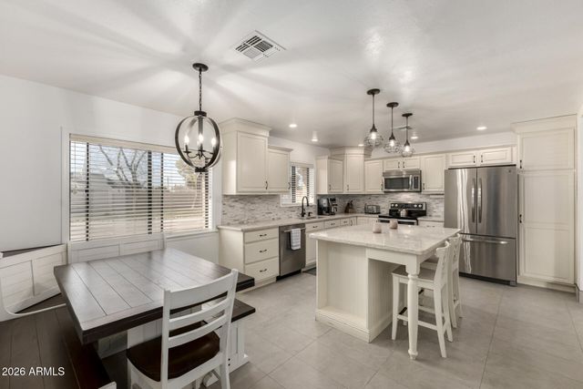 8201 W COUNTRY GABLES Drive, Peoria, AZ 85381