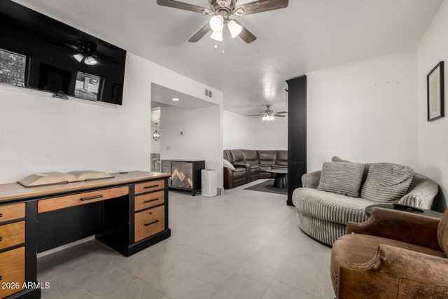 8201 W COUNTRY GABLES Drive, Peoria, AZ 85381