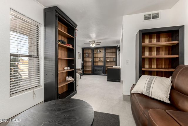 8201 W COUNTRY GABLES Drive, Peoria, AZ 85381