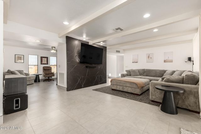 8201 W COUNTRY GABLES Drive, Peoria, AZ 85381