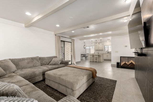 8201 W COUNTRY GABLES Drive, Peoria, AZ 85381