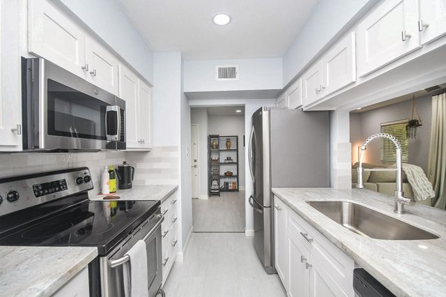 1804 Stoney Brook Drive 202, Houston, TX 77063