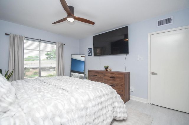 1804 Stoney Brook Drive 202, Houston, TX 77063