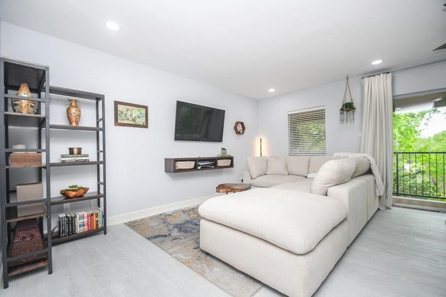 1804 Stoney Brook Drive 202, Houston, TX 77063