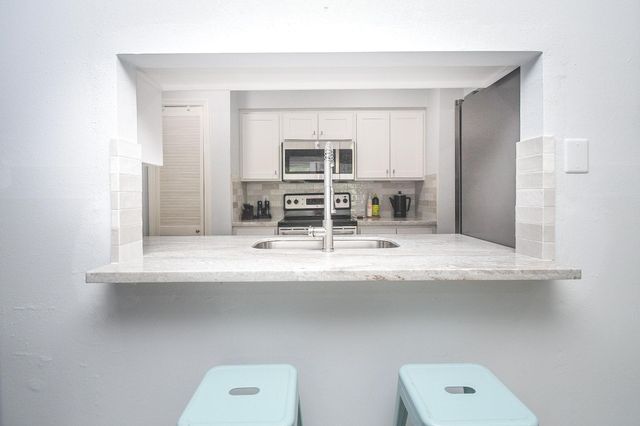 1804 Stoney Brook Drive 202, Houston, TX 77063