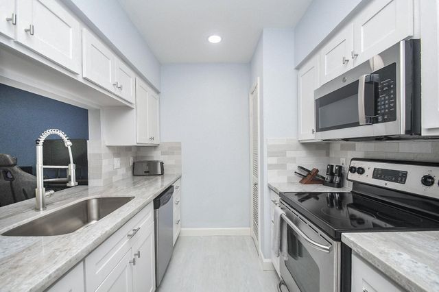 1804 Stoney Brook Drive 202, Houston, TX 77063