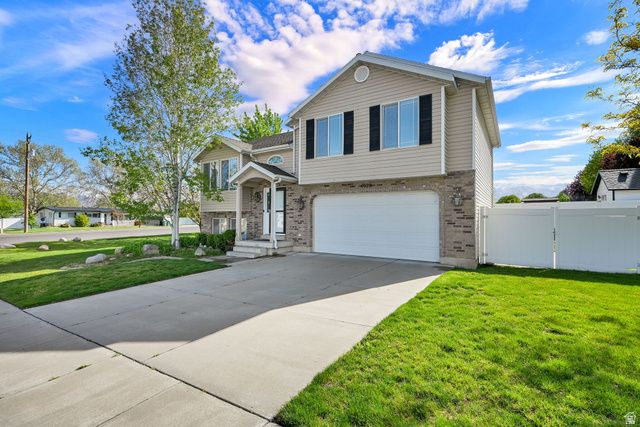 4020 WESTLAKE DR, Roy, UT 84067