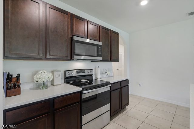2816 Zaragoza CT, Cape Coral, FL 33909