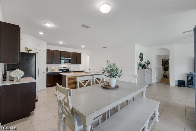 2816 Zaragoza CT, Cape Coral, FL 33909