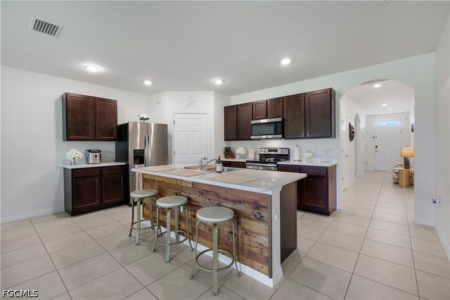 2816 Zaragoza CT, Cape Coral, FL 33909