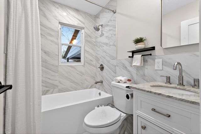 5 LOIS AVE, East Brunswick, NJ 08816